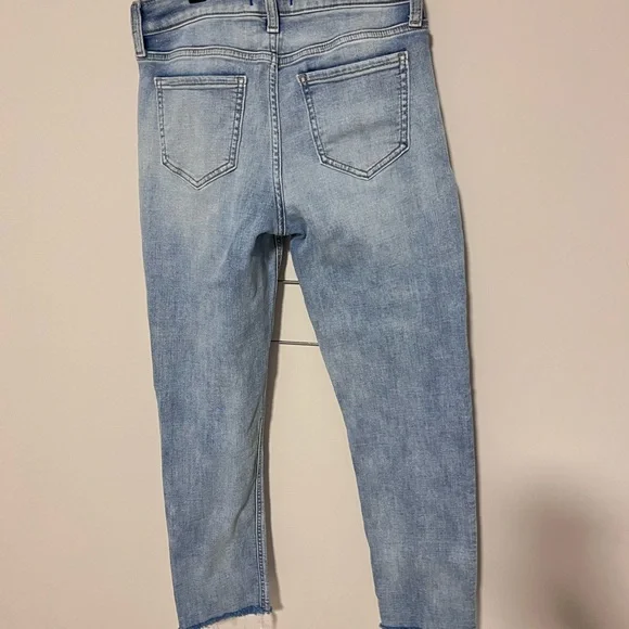 Studio Blue Women’s Size 27 Light Wash Distressed Slim Straight Jeans Raw Hem - Picture 3 of 9